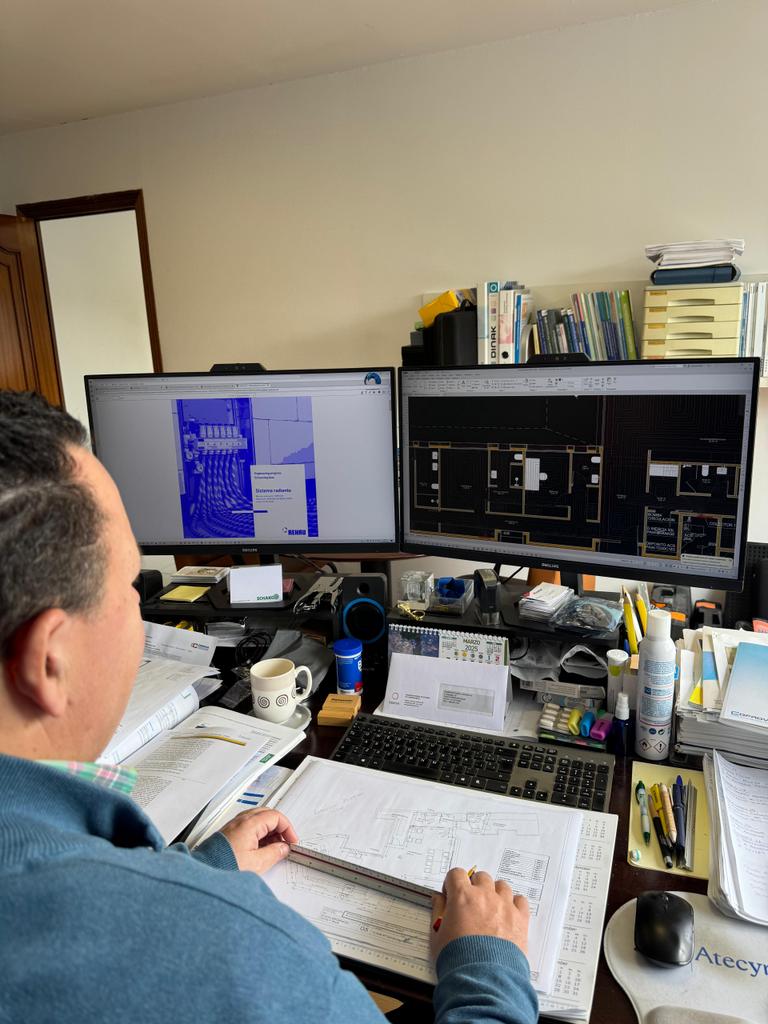 Ingeniero creando un plano sobre un proyecto en Asturias 